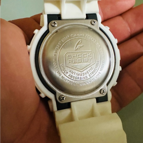 G-SHOCK CASIO WHITE-BLACK DIAL - Picture 7 of 13